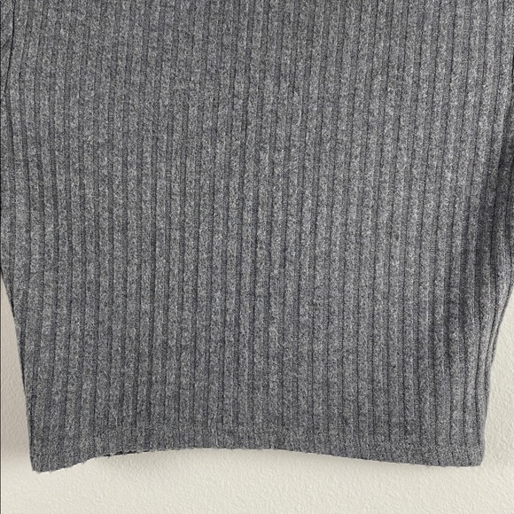 Abercrombie & Fitch Ribbed Knit Short Sleeve Crop Top | V Neck, Ruched/Keyhole - Picture 6 of 14